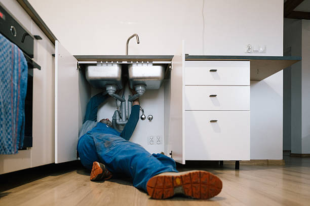 Professional Emergency Plumber technician working in Springfield, NE